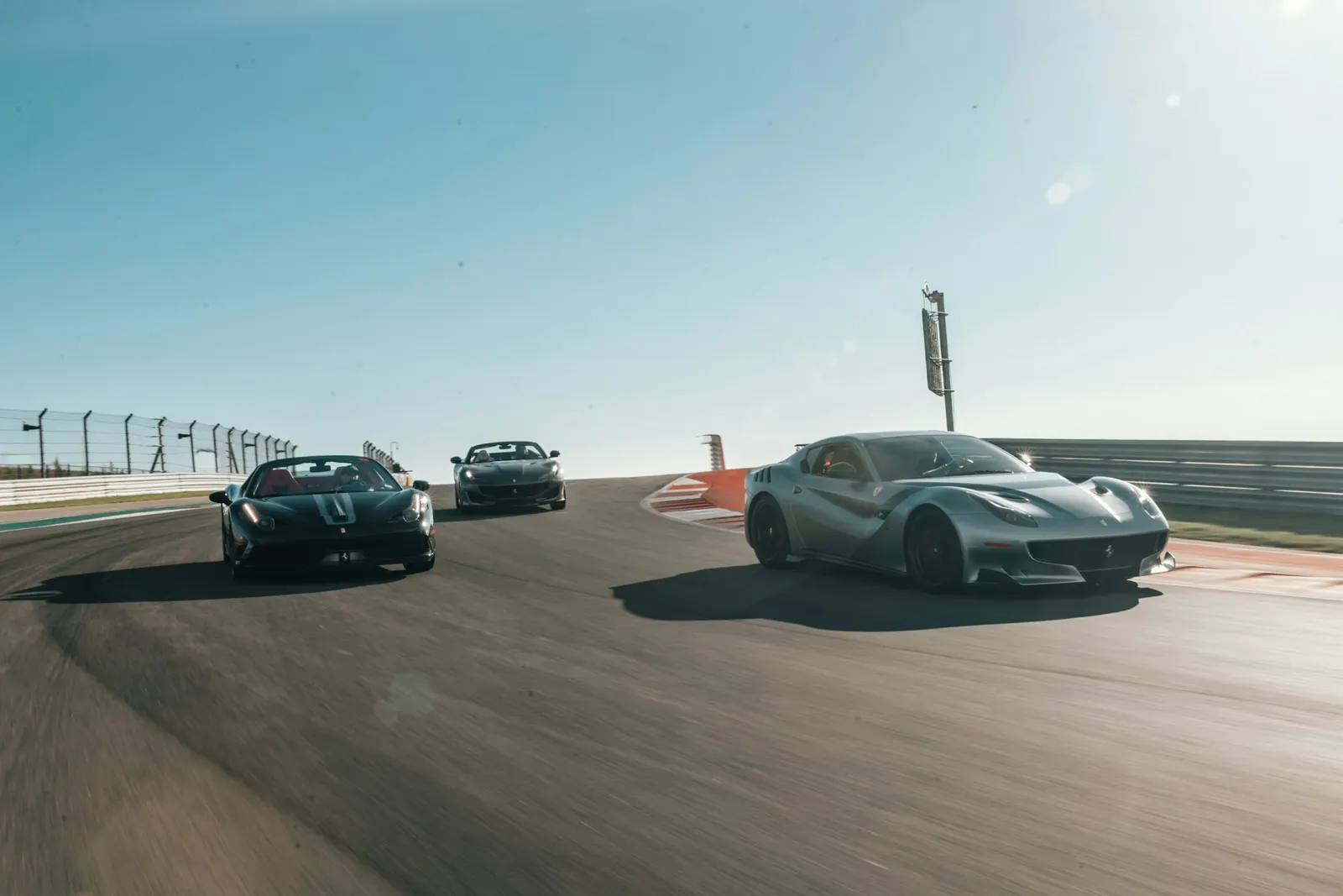Carros esportivos acelerando em um autódromo